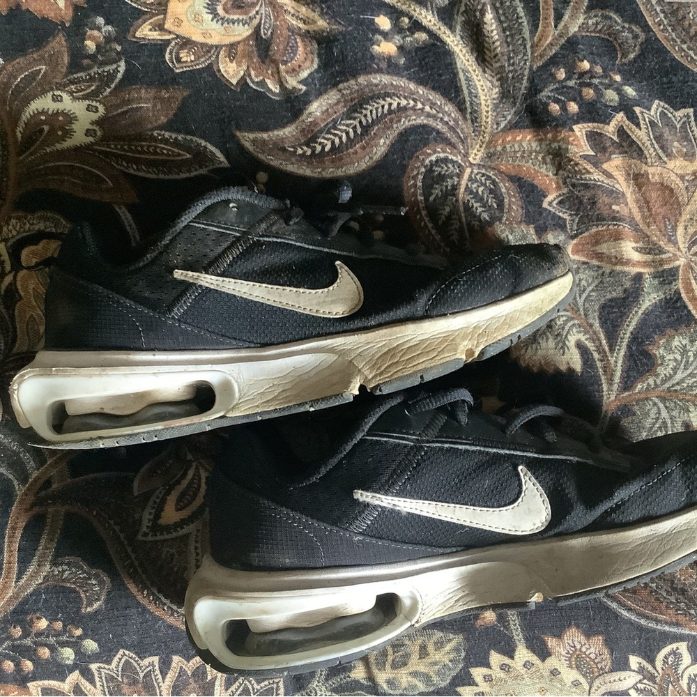 Youth size 6 nike air max intrlk lit (GS) sold as is